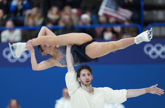 (260208) -- MILAN, Feb. 8, 2026 -- Sara Conti (top) Niccolo Macii of Italy perform during the Figure skating, Eiskunstlauf team event pair skating free skating of the Milan-Cortina 2026 Olympic Winter games, Winterspiele,Spiele, Summer games in Milan, Italy, Feb. 8, 2026. ) (MICO2026)ITALY-MILAN-OLYMPIC WINTER GAMES-FIGURE SKATING TEAM EVENT-PAIR SKATING-FREE SKATING XuexYuge 
