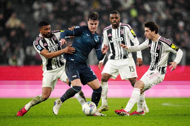 LazioÕs Daniel Maldini fights for the ball with JuventusÕ Bremer during the Serie A soccer match between Juventus and Lazio at the Allianz Stadium in Turin, north west Italy - Sunday, February 08, 2026. - Soccer .  Copyright: xMarcoxAlpozzi LaPressex