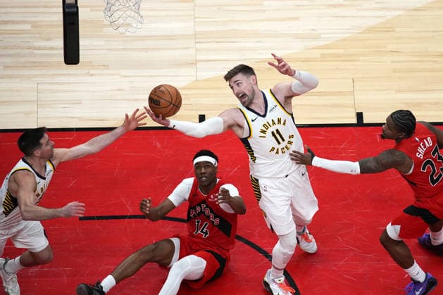 Indiana Pacers v Toronto Raptors TORONTO, CANADA - FEBRUARY 8 : Micah Potter (11) of Indiana Pacers in action against Ja’Kobe Walter (14) of Toronto Raptors during the NBA, Basketball Herren, USA basketball game between Indiana Pacers and Toronto Raptors at the Scotiabank Arena on February 8, 2026 in Toronto, Ontario, Canada. Mert Alper Dervis Anadolu Ontario Canada. Editorial use only. Please get in touch for any other usage.  Copyright: x2026xAnadoluxMertxAlperxDervisx