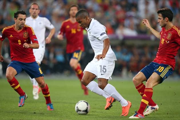 Spain V France, UEFA EURO, EM, Europameisterschaft,Fussball 2012 Quarter Final Xavi Hernandez of Spain, Florent Malouda of France and Cesc Fabregas of Spain challenge during the UEFA Euro 2012 Quarter Final match between Spain and France at Donbass Arena on June 23, 2012 in Donetsk, Ukraine. Donetsk Donbass Arena Ukraine Ukraine Copyright: xAllstarxPicturexLibraryxLtdx