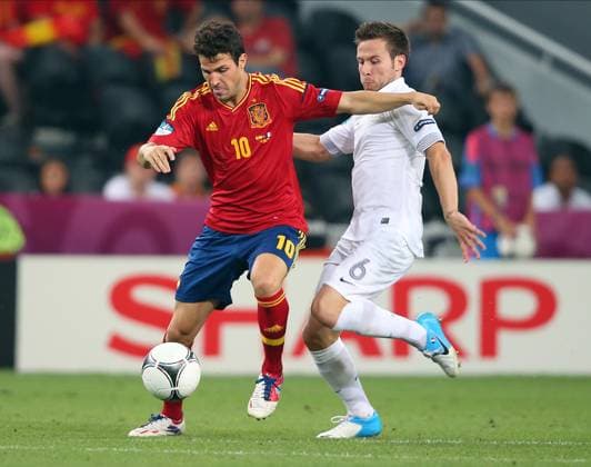 Spain V France, UEFA EURO, EM, Europameisterschaft,Fussball 2012 Quarter Final Cesc Fabregas of Spain and Yohan Cabaye of France challenge during the UEFA Euro 2012 Quarter Final match between Spain and France at Donbass Arena on June 23, 2012 in Donetsk, Ukraine. Donetsk Donbass Arena Ukraine Ukraine Copyright: xAllstarxPicturexLibraryxLtdx