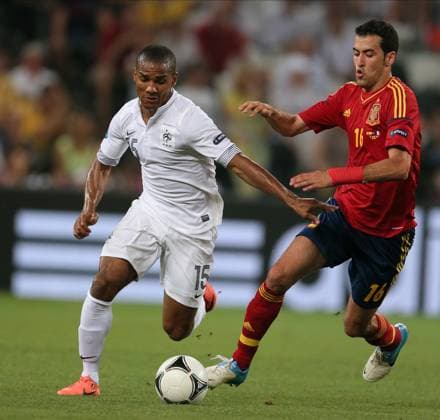 Spain V France, UEFA EURO, EM, Europameisterschaft,Fussball 2012 Quarter Final Florent Malouda of France and Sergio Busquets of Spain challenge during the UEFA Euro 2012 Quarter Final match between Spain and France at Donbass Arena on June 23, 2012 in Donetsk, Ukraine. Donetsk Donbass Arena Ukraine Ukraine Copyright: xAllstarxPicturexLibraryxLtdx