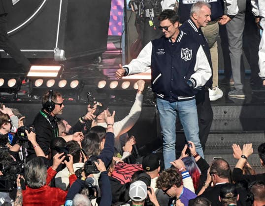 Former NFL, American Football Herren, USA quarterback Tom Brady reacts to fans before the start of Super Bowl LX at at Levi s Stadium in Santa Clara, California on Sunday, February 8, 2026. The New England Patriots will face the Seattle Seahawks in the game.  SBP20260208810 JONxSOOHOO