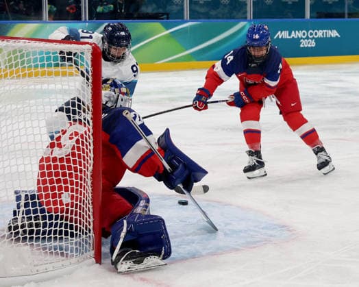 February 8, 2026, Milan, Lombardy, Italy: Julia Liikala 91 of Team Finland takes a shot against Team Czechia in women s Ice hockey, Eishockey Group A game during the Milano Cortina 2026 Olympic Winter games, Winterspiele,Spiele, Summer games at Milano Rho Ice Hockey Arena. Milan Italy - ZUMAm117 20260208_oly_m117_024 Copyright: xDavidxMcIntyrex