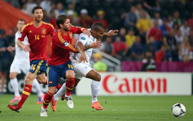 Spain V France, UEFA EURO, EM, Europameisterschaft,Fussball 2012 Quarter Final Sergio Ramos of Spain and Florent Malouda of France challenge during the UEFA Euro 2012 Quarter Final match between Spain and France at Donbass Arena on June 23, 2012 in Donetsk, Ukraine. Donetsk Donbass Arena Ukraine Ukraine Copyright: xAllstarxPicturexLibraryxLtdx