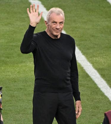 Former NFL, American Football Herren, USA quarterback Joe Montana waves on the field before the start of Super Bowl LX at at Levi s Stadium in Santa Clara, California on Sunday, February 8, 2026. The New England Patriots will face the Seattle Seahawks in the game.  SBP20260208815 JONxSOOHOO