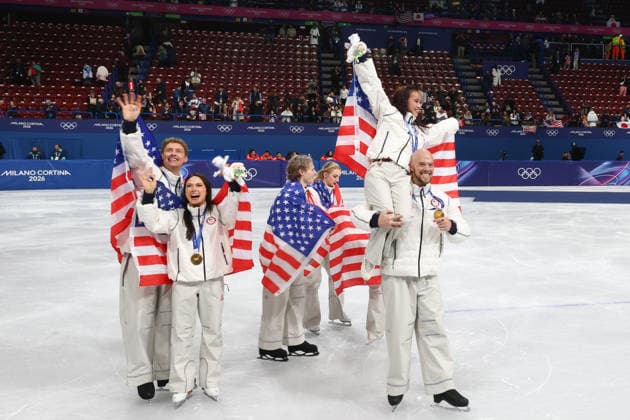 February 8, 2026, Milan, Lombardy, Italy: EVAN BATES, MADISON CHOCK, DANNY O SHEA, ELLIE KAM, ALYSA LIU, AMBER GLENN and ILIA MALININ of Team USA celebrate winning the gold medal during the Victory Ceremony of the Figure skating, Eiskunstlauf Team Event at the Milano Cortina 2026 Winter Olympic Games, Olympische Spiele, Olympia, OS Milan Italy - ZUMAc179 20260208_oly_c179_103 Copyright: xMickaelxChavetx