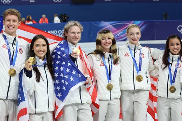 February 8, 2026, Milan, Lombardy, Italy: EVAN BATES, MADISON CHOCK, DANNY O SHEA, ELLIE KAM, ALYSA LIU, AMBER GLENN and ILIA MALININ of Team USA celebrate winning the gold medal during the Victory Ceremony of the Figure skating, Eiskunstlauf Team Event at the Milano Cortina 2026 Winter Olympic Games, Olympische Spiele, Olympia, OS Milan Italy - ZUMAc179 20260208_oly_c179_105 Copyright: xMickaelxChavetx