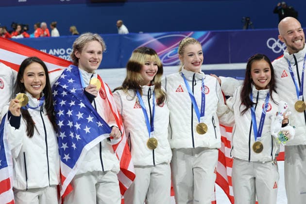 February 8, 2026, Milan, Lombardy, Italy: EVAN BATES, MADISON CHOCK, DANNY O SHEA, ELLIE KAM, ALYSA LIU, AMBER GLENN and ILIA MALININ of Team USA celebrate winning the gold medal during the Victory Ceremony of the Figure skating, Eiskunstlauf Team Event at the Milano Cortina 2026 Winter Olympic Games, Olympische Spiele, Olympia, OS Milan Italy - ZUMAc179 20260208_oly_c179_107 Copyright: xMickaelxChavetx