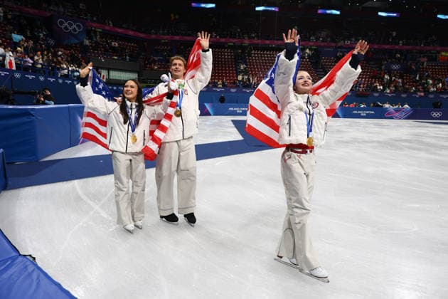 February 8, 2026, Milan, Lombardy, Italy: MADISON CHOCK, EVAN BATES and AMBER GLENN of Team USA celebrate with the gold medal during the Victory Ceremony of the Figure skating, Eiskunstlauf Team Event at the Milano Cortina 2026 Winter Olympic Games, Olympische Spiele, Olympia, OS Milan Italy - ZUMAc179 20260208_oly_c179_112 Copyright: xMickaelxChavetx