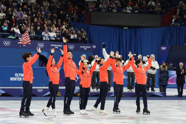February 8, 2026, Milan, Lombardy, Italy: YUMA KAGIYAMA, SATO SHUN, MIURA RIKU, KIHARA RYUICHI, YOSHIA UTANA, MASAYA MORITA and SAKAMOTO KAORI of Team Japan celebrate winning the silver medal during the Victory Ceremony of the Figure skating, Eiskunstlauf Team Event at the Milano Cortina 2026 Winter Olympic Games, Olympische Spiele, Olympia, OS Olympics 2026: Milano Cortina: Figure Skating Team Event  - ZUMAc179 20260208_oly_c179_151 Copyright: xMickaelxChavetx