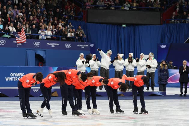 February 8, 2026, Milan, Lombardy, Italy: YUMA KAGIYAMA, SATO SHUN, MIURA RIKU, KIHARA RYUICHI, YOSHIA UTANA, MASAYA MORITA and SAKAMOTO KAORI of Team Japan celebrate winning the silver medal during the Victory Ceremony of the Figure skating, Eiskunstlauf Team Event at the Milano Cortina 2026 Winter Olympic Games, Olympische Spiele, Olympia, OS Olympics 2026: Milano Cortina: Figure Skating Team Event  - ZUMAc179 20260208_oly_c179_154 Copyright: xMickaelxChavetx