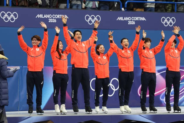 February 8, 2026, Milan, Lombardy, Italy: YUMA KAGIYAMA, SATO SHUN, MIURA RIKU, KIHARA RYUICHI, YOSHIA UTANA, MASAYA MORITA and SAKAMOTO KAORI of Team Japan celebrate winning the silver medal during the Victory Ceremony of the Figure skating, Eiskunstlauf Team Event at the Milano Cortina 2026 Winter Olympic Games, Olympische Spiele, Olympia, OS Milan Italy - ZUMAc179 20260208_oly_c179_137 Copyright: xMickaelxChavetx