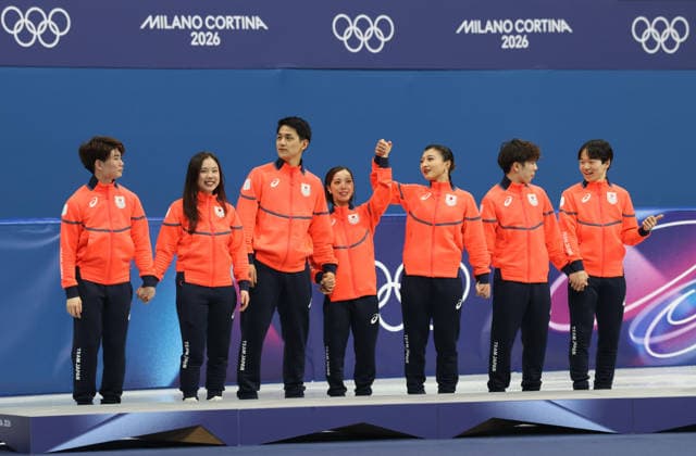 February 8, 2026, Milan, Lombardy, Italy: YUMA KAGIYAMA, SATO SHUN, MIURA RIKU, KIHARA RYUICHI, YOSHIA UTANA, MASAYA MORITA and SAKAMOTO KAORI of Team Japan celebrate winning the silver medal during the Victory Ceremony of the Figure skating, Eiskunstlauf Team Event at the Milano Cortina 2026 Winter Olympic Games, Olympische Spiele, Olympia, OS Milan Italy - ZUMAc179 20260208_oly_c179_140 Copyright: xMickaelxChavetx