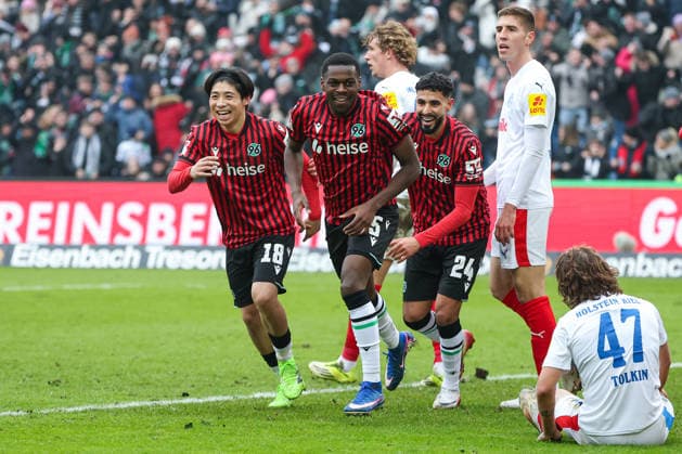 2 Bundesliga Hannover 96 Holstein Kiel on 08 02 2026 at Heinz von Heiden Arena in Hannover Cheering, goal celebration, goal scorer, goal scorer Noel Aseko Nkili Hannover celebrates with the team after his goal for 2 to 0, here with Daisuke Yokota Hannover and Elias Saad Hannover MH