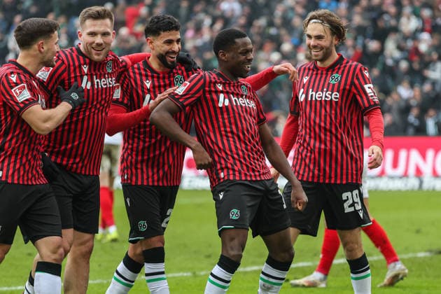 2 Bundesliga Hannover 96 Holstein Kiel on 08 02 2026 at the Heinz von Heiden Arena in Hannover Cheering, goal celebration, goal scorer, goal scorer Noel Aseko Nkili Hannover cheers with the team after his goal for 2 to 0 MH