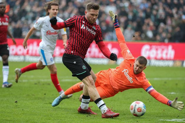2 Bundesliga Hannover 96 Holstein Kiel on 08 02 2026 at Heinz von Heiden Arena in Hannover Benjamin Källman Kaellman Hannover vs Goalkeeper Timon Weiner Kiel MH
