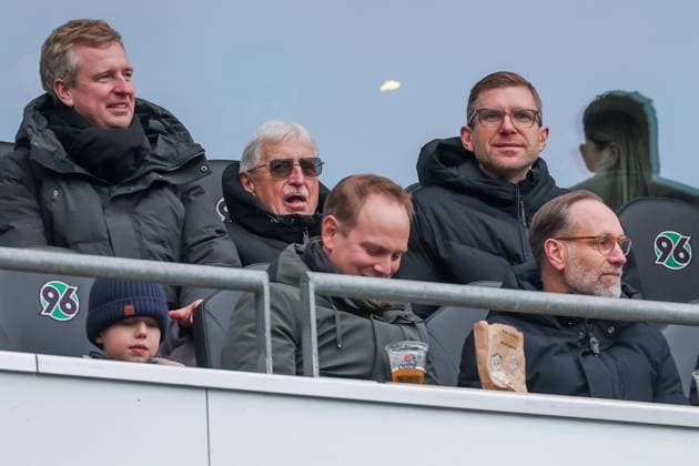 2 Bundesliga Hannover 96 Holstein Kiel on 08 02 2026 at the Heinz von Heiden Arena in Hannover Per Mertesacker with his father Stefan and brother Timo in the stands MH