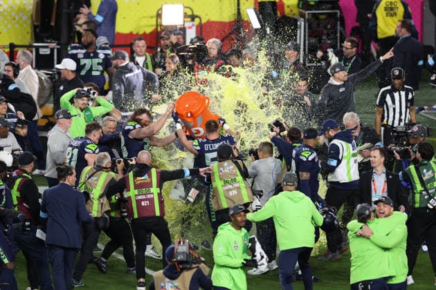 SANTA CLARA, CA - FEBRUARY 08: Head Coach Mike Macdonald of the Seattle Seahawks is given a Gatorade bath by his players after the Seattle Seahawks defeat the New England Patriots 29-13 in Super Bowl LX on February 8, 2026, at Levi s Stadium in Santa Clara, CA. (Photo by Matthew Huang Icon Sportswire) NFL, American Football Herren, USA FEB 08 Super Bowl LX Seahawks vs Patriots EDITORIAL USE ONLY Icon26010126540