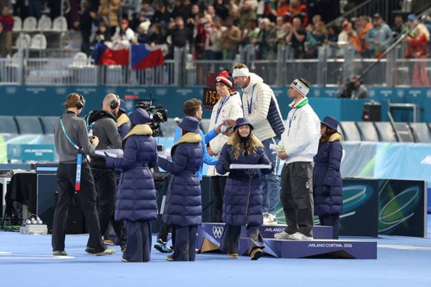 February 8, 2026, Rho, Lombardy, Italy: SANDER EITREM of Norway receives the gold medal in the Men s Speed skating, Eisschnelllauf 5000m at the Milano Cortina 2026 Winter Olympic Games, Olympische Spiele, Olympia, OS Rho Italy - ZUMAc179 20260208_oly_c179_266 Copyright: xMickaelxChavetx