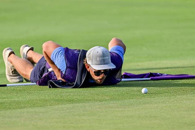 February 8, 2026, Doha, Qatar: Kessler Karain, caddie of Patrick Reed of USA lines up a putt during the fourth round of the Qatar Masters 2026 golf tournament at the Doha Golf Club Doha Qatar - ZUMAs197 20260208_aaa_s197_377 Copyright: xNoushadxVariyattiyakkalx