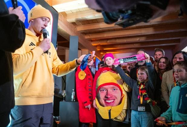MILANO CORTINA 2026 - OLYMPISCHE WINTERSPIELE - CORTINA D™AMPEZZO - RODELN - HERREN EINZEL ** NUR FÜR REDAKTIONELLE ZWECKE ** EDITORIAL USE ONLY **<p>08 02 2026-Cortina d™Ampezzo: Olympische Winterspiele Milano Cortina 2026 Rodeln Cortina Sliding Centre Event: Herren Einzel 3.-4. Lauf im Foto: Max Langenhan 1 (GER) wird nach dem Gewinn der Goldmedaille im Deutschen Haus empfangen ( Italien Venetien Cortina d™Ampezzo Copyright: SaschaxFromm *** MILANO CORTINA 2026 OLYMPIC WINTER GAMES CORTINA D™AMPEZZO LUGING MENS SINGLE FOR EDITORIAL PURPOSES ONLY p 08 02 2026 Cortina d™Ampezzo Olympic Winter Games Milano Cortina 2026 Luge Cortina Sliding Center Event Men Single 3 4 Run in photo Max Langenhan 1 GER is welcomed in the German House after winning the gold medal Italy Veneto Cortina d™Ampezzo Copyright SaschaxFromm Copyright: SaschaxFromm doc84hvspw3ppfhz1face7 ,EDITORIAL USE ONLY