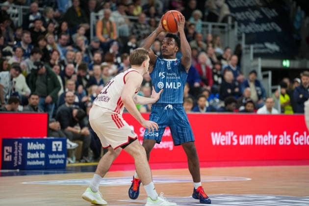 Basketball easyCredit BBL, Matchday 19, MLP Academics Heidelberg FC Bayern Munich Basketball on 08 02 2026 in Heidelberg SNP Dome , Germany, Season 2025 2026 DJ Horne 0, MLP in duel with Justus Hollatz 21, FCB Heidelberg SNP Dome Germany Copyright: xChristophxKinzingerx