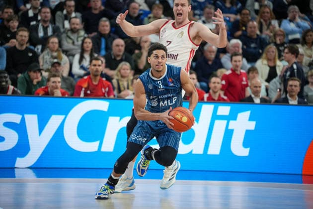 Basketball easyCredit BBL, Matchday 19, MLP Academics Heidelberg FC Bayern Munich Basketball on 08 02 2026 in Heidelberg SNP Dome , Germany, Season 2025 2026 Kevin McClain 3, MLP in focus on Johannes Voigtmann 7, FCB passing Heidelberg SNP Dome Germany Copyright: xChristophxKinzingerx