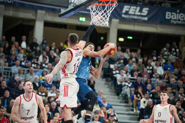 Basketball easyCredit BBL, Matchday 19, MLP Academics Heidelberg FC Bayern Munich Basketball on 08 02 2026 in Heidelberg SNP Dome , Germany, Season 2025 2026 Kevin McClain 3, MLP with a lay-up against Stefan Jovic 16, FCB Heidelberg SNP Dome Germany Copyright: xChristophxKinzingerx