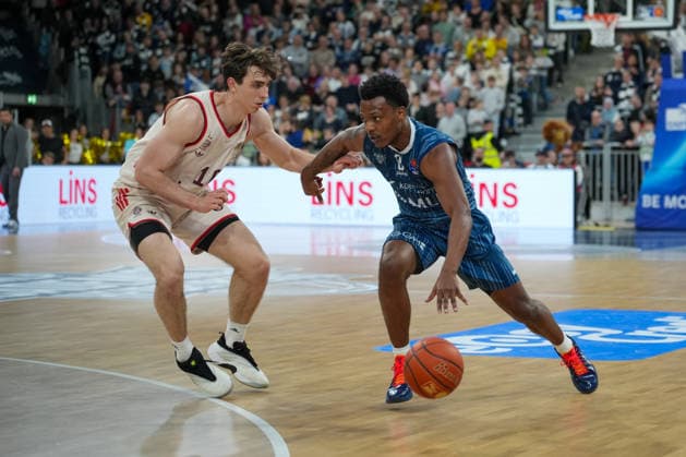 Basketball easyCredit BBL, Matchday 19, MLP Academics Heidelberg FC Bayern Munich Basketball on 08 02 2026 in Heidelberg SNP Dome , Germany, Season 2025 2026 DJ Horne 0, MLP in duel with Justinian Jessup 10, FCB Heidelberg SNP Dome Germany Copyright: xChristophxKinzingerx