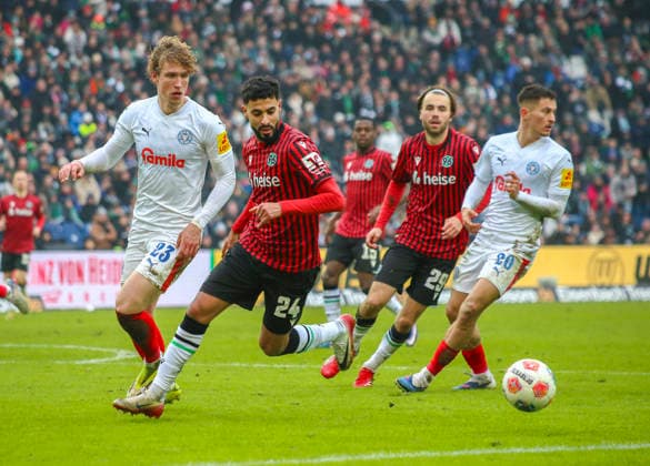 Germany Soccer 2 Bundesliga 2025 26, 21 Matchday Hannover 96 vs Holstein Kiel Heinz von Heiden Arena Stadion Hannover Elias Saad Hannover 96, 24 Lasse Rosenboom Holstein Kiel, 23 Adrian Kapralik Adrian Kapralik Holstein Kiel, 20 Niklas Niehoff Holstein Kiel, 29 Hannover Copyright: xAymanxAlahmedx