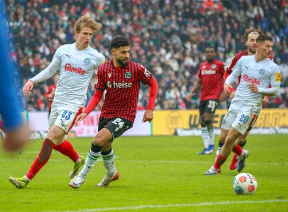 Germany Soccer 2 Bundesliga 2025 26, 21 Matchday Hannover 96 vs Holstein Kiel Heinz von Heiden Arena Stadion Hannover Elias Saad Hannover 96, 24 Lasse Rosenboom Holstein Kiel, 23 Adrian Kapralik Adrian Kapralik Holstein Kiel, 20 Niklas Niehoff Holstein Kiel, 29 Hannover Copyright: xAymanxAlahmedx