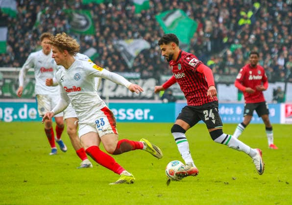 Germany Soccer 2 Bundesliga 2025 26, 21 Matchday Hannover 96 vs Holstein Kiel Heinz von Heiden Arena Stadion Hannover Elias Saad Hannover 96, 24 Lasse Rosenboom Holstein Kiel, 23 Hannover Copyright: xAymanxAlahmedx