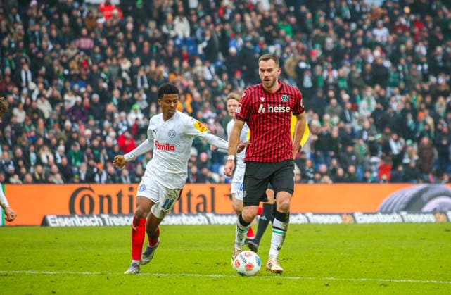 Germany Soccer 2 Bundesliga 2025 26, 21 Matchday Hannover 96 vs Holstein Kiel Heinz von Heiden Arena Stadion Hannover Boris Tomiak Hannover 96, 3 Andu Kelati Holstein Kiel, 16 Hannover Copyright: xAymanxAlahmedx
