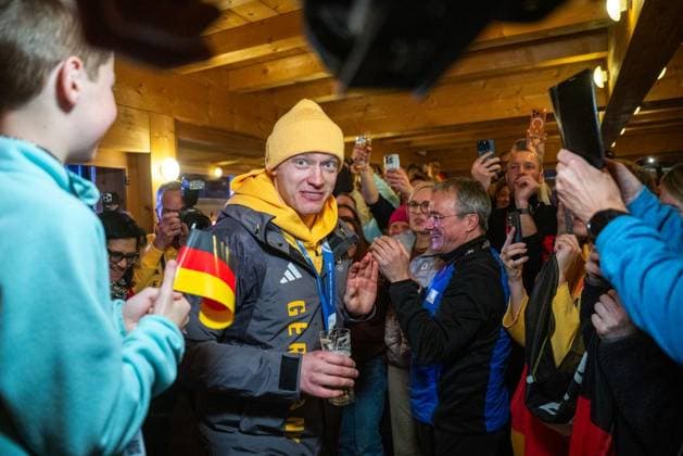 MILANO CORTINA 2026 - OLYMPISCHE WINTERSPIELE - CORTINA D™AMPEZZO - RODELN - HERREN EINZEL ** NUR FÜR REDAKTIONELLE ZWECKE ** EDITORIAL USE ONLY **<p>08 02 2026-Cortina d™Ampezzo: Olympische Winterspiele Milano Cortina 2026 Rodeln Cortina Sliding Centre Event: Herren Einzel 3.-4. Lauf im Foto: Max Langenhan 1 (GER) wird nach dem Gewinn der Goldmedaille im Deutschen Haus empfangen ( Italien Venetien Cortina d™Ampezzo Copyright: SaschaxFromm *** MILANO CORTINA 2026 OLYMPIC WINTER GAMES CORTINA D™AMPEZZO LUGING MENS SINGLE FOR EDITORIAL PURPOSES ONLY p 08 02 2026 Cortina d™Ampezzo Olympic Winter Games Milano Cortina 2026 Luge Cortina Sliding Center Event Men Single 3 4 Run in photo Max Langenhan 1 GER is welcomed in the German House after winning the gold medal Italy Veneto Cortina d™Ampezzo Copyright SaschaxFromm Copyright: SaschaxFromm doc84hvydzo1fqkdfod10cq ,EDITORIAL USE ONLY