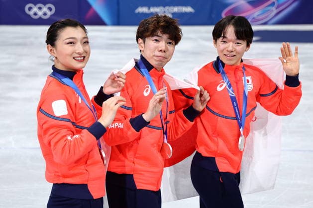 (L-R) Kaori Sakamoto, Shun Sato, Yuma Kagiyama (JPN), FEBRUARY 8, 2026 - Figure skating, Eiskunstlauf : Team Medal Ceremony during the Milano Cortina 2026 Olympic Winter games, Winterspiele,Spiele, Summer games at Milano Ice Skating Arena in Milan, Italy. Noxthirdxpartyxsales  aflo_319044217