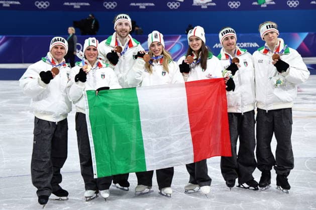 Italy team group, Mannschaftsbild, Totale (ITA), FEBRUARY 8, 2026 - Figure skating, Eiskunstlauf : Team Medal Ceremony during the Milano Cortina 2026 Olympic Winter games, Winterspiele,Spiele, Summer games at Milano Ice Skating Arena in Milan, Italy. Noxthirdxpartyxsales  aflo_319044218