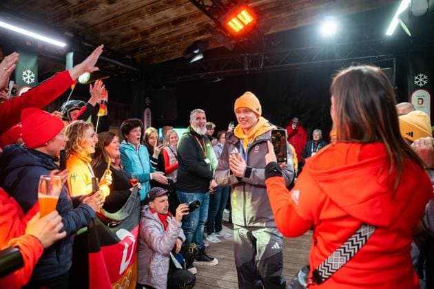MILANO CORTINA 2026 - OLYMPISCHE WINTERSPIELE - CORTINA D™AMPEZZO - RODELN - HERREN EINZEL ** NUR FÜR REDAKTIONELLE ZWECKE ** EDITORIAL USE ONLY **<p>08 02 2026-Cortina d™Ampezzo: Olympische Winterspiele Milano Cortina 2026 Rodeln Cortina Sliding Centre Event: Herren Einzel 3.-4. Lauf im Foto: Max Langenhan 1 (GER) wird nach dem Gewinn der Goldmedaille im Deutschen Haus empfangen ( Italien Venetien Cortina d™Ampezzo Copyright: SaschaxFromm *** MILANO CORTINA 2026 OLYMPIC WINTER GAMES CORTINA D™AMPEZZO LUGING MENS SINGLE FOR EDITORIAL PURPOSES ONLY p 08 02 2026 Cortina d™Ampezzo Olympic Winter Games Milano Cortina 2026 Luge Cortina Sliding Center Event Men Single 3 4 Run in photo Max Langenhan 1 GER is welcomed in the German House after winning the gold medal Italy Veneto Cortina d™Ampezzo Copyright SaschaxFromm Copyright: SaschaxFromm doc84hvz9znts919c8591mgx ,EDITORIAL USE ONLY