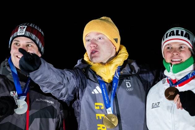 MILANO CORTINA 2026 - OLYMPISCHE WINTERSPIELE - CORTINA D™AMPEZZO - RODELN - HERREN EINZEL ** NUR FÜR REDAKTIONELLE ZWECKE ** EDITORIAL USE ONLY **<p>08 02 2026-Cortina d™Ampezzo: Olympische Winterspiele Milano Cortina 2026 Rodeln Cortina Sliding Centre Event: Herren Einzel 3.-4. Lauf im Foto: Max Langenhan 1 (GER), Jonas Mueller 5 (Österreich), links, und Dominik Fischnaller 12 (Italien), rechts, bei der Siegerehrung ( Italien Venetien Cortina d™Ampezzo Copyright: SaschaxFromm *** MILANO CORTINA 2026 OLYMPIC WINTER GAMES CORTINA D™AMPEZZO LUGING MEN SINGLE FOR EDITORIAL PURPOSES ONLY p 08 02 2026 Cortina d™Ampezzo Olympic Winter Games Milano Cortina 2026 Luge Cortina Sliding Centre Event Men Single 3 4 Run in photo Max Langenhan 1 GER , Jonas Mueller 5 Austria , left, and Dominik Fischnaller 12 Italy , right, at the award ceremony Italy Veneto Cortina d™Ampezzo Copyright SaschaxFromm Copyright: SaschaxFromm doc84hw2wkmc76ey5evvn2 ,EDITORIAL USE ONLY
