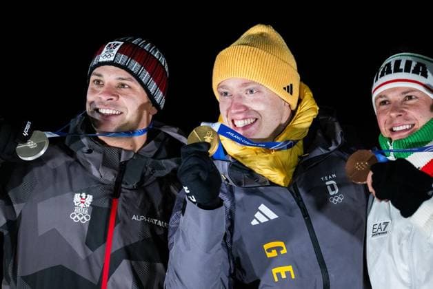 MILANO CORTINA 2026 - OLYMPISCHE WINTERSPIELE - CORTINA D™AMPEZZO - RODELN - HERREN EINZEL ** NUR FÜR REDAKTIONELLE ZWECKE ** EDITORIAL USE ONLY **<p>08 02 2026-Cortina d™Ampezzo: Olympische Winterspiele Milano Cortina 2026 Rodeln Cortina Sliding Centre Event: Herren Einzel 3.-4. Lauf im Foto: Max Langenhan 1 (GER), Jonas Mueller 5 (Österreich), links, und Dominik Fischnaller 12 (Italien), rechts, bei der Siegerehrung ( Italien Venetien Cortina d™Ampezzo Copyright: SaschaxFromm *** MILANO CORTINA 2026 OLYMPIC WINTER GAMES CORTINA D™AMPEZZO LUGING MEN SINGLE FOR EDITORIAL PURPOSES ONLY p 08 02 2026 Cortina d™Ampezzo Olympic Winter Games Milano Cortina 2026 Luge Cortina Sliding Centre Event Men Single 3 4 Run in photo Max Langenhan 1 GER , Jonas Mueller 5 Austria , left, and Dominik Fischnaller 12 Italy , right, at the award ceremony Italy Veneto Cortina d™Ampezzo Copyright SaschaxFromm Copyright: SaschaxFromm doc84hw2y5x1o712ajpkfyj ,EDITORIAL USE ONLY