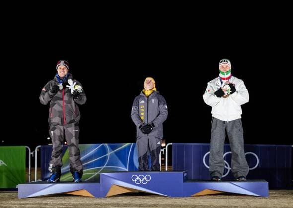 MILANO CORTINA 2026 - OLYMPISCHE WINTERSPIELE - CORTINA D™AMPEZZO - RODELN - HERREN EINZEL ** NUR FÜR REDAKTIONELLE ZWECKE ** EDITORIAL USE ONLY **<p>08 02 2026-Cortina d™Ampezzo: Olympische Winterspiele Milano Cortina 2026 Rodeln Cortina Sliding Centre Event: Herren Einzel 3.-4. Lauf im Foto: Max Langenhan 1 (GER), Jonas Mueller 5 (Österreich), links, und Dominik Fischnaller 12 (Italien), rechts, bei der Siegerehrung ( Italien Venetien Cortina d™Ampezzo Copyright: SaschaxFromm *** MILANO CORTINA 2026 OLYMPIC WINTER GAMES CORTINA D™AMPEZZO LUGING MEN SINGLE FOR EDITORIAL PURPOSES ONLY p 08 02 2026 Cortina d™Ampezzo Olympic Winter Games Milano Cortina 2026 Luge Cortina Sliding Centre Event Men Single 3 4 Run in photo Max Langenhan 1 GER , Jonas Mueller 5 Austria , left, and Dominik Fischnaller 12 Italy , right, at the award ceremony Italy Veneto Cortina d™Ampezzo Copyright SaschaxFromm Copyright: SaschaxFromm doc84hw3vmprkx12b7bm2he ,EDITORIAL USE ONLY