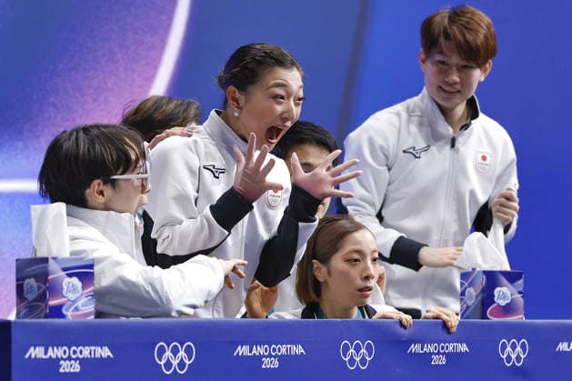Milan Cortina Olympics: Figure skating, Eiskunstlauf Japan s Kaori Sakamoto (2nd from L) reacts to her scores in the kiss and cry area after performing in the women s free program during the figure skating team event at the Milan Cortina Olympics at Milano Ice Skating Arena in Milan on Feb. 8, 2026.  A14AA0005258963P