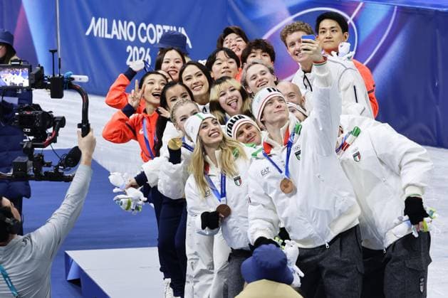 Milan Cortina Olympics: Figure skating, Eiskunstlauf Members of the Italian (bottom), U.S. (middle) and Japanese figure skating teams take a selfie on the podium during the team event medal ceremony at the Milan Cortina Olympics at Milano Ice Skating Arena in Milan on Feb. 8, 2026.  A14AA0005258980P