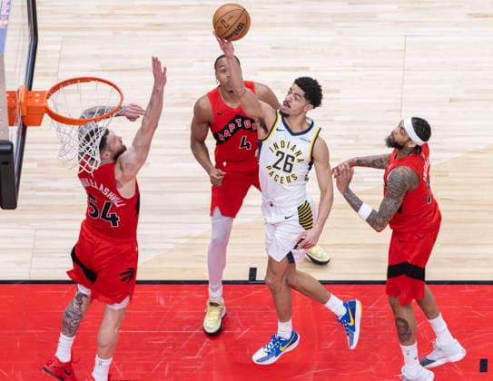 (260209) -- TORONTO, Feb. 9, 2026 -- Ben Sheppard (2nd R) of Indiana Pacers goes for a layup during the 2025-2026 NBA, Basketball Herren, USA regular season game between Toronto Raptors and Indiana Pacers in Toronto, Canada, on Feb. 8, 2026. (Photo by Xinhua) (SP) CANADA-TORONTO-BASKETBALL-NBA-PACERS VS RAPTORS ZouxZheng 