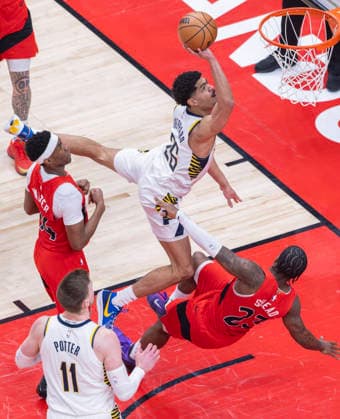 (260209) -- TORONTO, Feb. 9, 2026 -- Ben Sheppard (top) of Indiana Pacers goes for a layup during the 2025-2026 NBA, Basketball Herren, USA regular season game between Toronto Raptors and Indiana Pacers in Toronto, Canada, on Feb. 8, 2026. (Photo by Xinhua) (SP) CANADA-TORONTO-BASKETBALL-NBA-PACERS VS RAPTORS ZouxZheng 