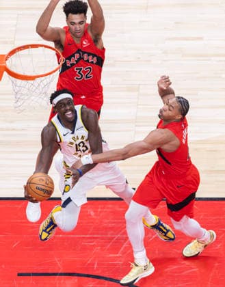 (260209) -- TORONTO, Feb. 9, 2026 -- Pascal Siakam (front L) of Indiana Pacers goes for a layup during the 2025-2026 NBA, Basketball Herren, USA regular season game between Toronto Raptors and Indiana Pacers in Toronto, Canada, on Feb. 8, 2026. (Photo by Xinhua) (SP) CANADA-TORONTO-BASKETBALL-NBA-PACERS VS RAPTORS ZouxZheng 
