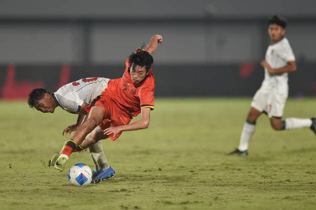 (260209) -- TANGERANG. Feb. 9, 2026 -- Wang Yiming (C) of China vies with Zidane Raditya Chandra (L) of Indonesia during the U17, U 17 International Friendly, Länderspiel, Nationalmannschaft Match between China and Indonesia in Tangerang, Indonesia on Feb. 8, 2026. ) (SP)INDONESIA-TANGERANG-FOOTBALL-U17 INTERNATIONAL FRIENDLY MATCH-CHINA VS INDONESIA VerixSanovri 
