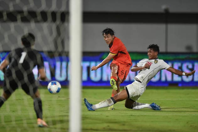 (260209) -- TANGERANG. Feb. 9, 2026 -- Shuai Weihao (C) of China shoots during the U17, U 17 International Friendly, Länderspiel, Nationalmannschaft Match between China and Indonesia in Tangerang, Indonesia on Feb. 8, 2026. ) (SP)INDONESIA-TANGERANG-FOOTBALL-U17 INTERNATIONAL FRIENDLY MATCH-CHINA VS INDONESIA VerixSanovri 