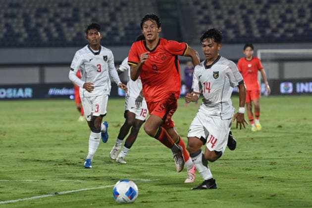 (260209) -- TANGERANG. Feb. 9, 2026 -- Bian Weihao (2nd R) of China vies with Farrel Luckyta Widodo (R) of Indonesia during the U17, U 17 International Friendly, Länderspiel, Nationalmannschaft Match between China and Indonesia in Tangerang, Indonesia on Feb. 8, 2026. ) (SP)INDONESIA-TANGERANG-FOOTBALL-U17 INTERNATIONAL FRIENDLY MATCH-CHINA VS INDONESIA VerixSanovri 