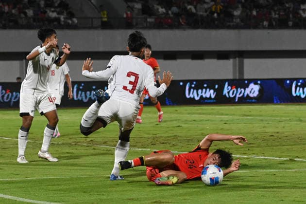 (260209) -- TANGERANG. Feb. 9, 2026 -- Kuang Zhaolei (R) of China vies with Shoyyo Himawan Putranto (C) of Indonesia during the U17, U 17 International Friendly, Länderspiel, Nationalmannschaft Match between China and Indonesia in Tangerang, Indonesia on Feb. 8, 2026. ) (SP)INDONESIA-TANGERANG-FOOTBALL-U17 INTERNATIONAL FRIENDLY MATCH-CHINA VS INDONESIA VerixSanovri 